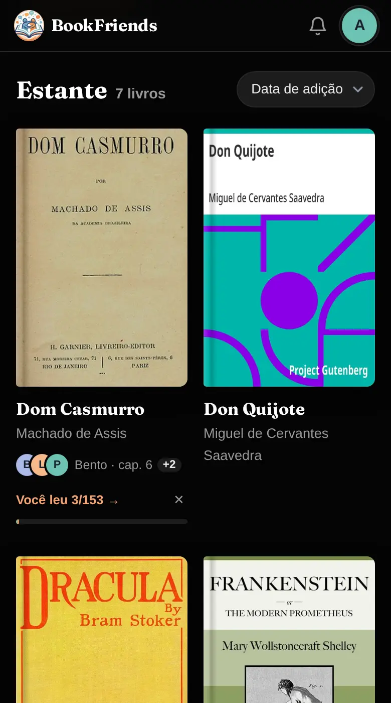 O BookFriends no celular: a estante, com as iniciais dos amigos que estão lendo cada livro